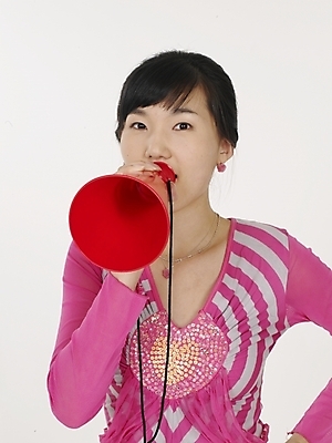 포토 JPG 스튜디오촬영 여자 분홍색 포즈 안내 실내 표정 한명 사람 상반신 20대 성인 빨간색 확성기 한국인 응원용품 알림 여자만 여자한명만 성인여자만 청년만 청년여자만 성인한명만 청년여자한명만 성인여자한명만 성인만 국내포토 1 컬러 동양인 청년 내부 오브젝트 파일형식