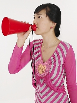 포토 JPG 스튜디오촬영 여자 분홍색 포즈 안내 실내 표정 한명 사람 상반신 20대 성인 빨간색 확성기 한국인 응원용품 알림 여자만 여자한명만 성인여자만 청년만 청년여자만 성인한명만 청년여자한명만 성인여자한명만 성인만 국내포토 1 컬러 동양인 청년 내부 오브젝트 파일형식