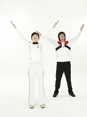 포토 JPG 스튜디오촬영 전신 여자 남자 포즈 실내 건강 누끼 사람 20대 성인 두명 운동복 운동 스트레칭 한국인 체조 맨손체조 청년만 성인만 국내포토 옷 동양인 청년 내부 파일형식