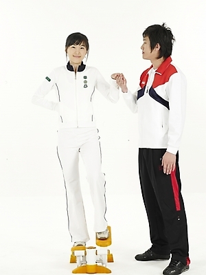 포토 JPG 스튜디오촬영 전신 여자 남자 포즈 실내 누끼 사람 20대 성인 두명 운동복 운동 운동기구 한국인 기구운동 스탭퍼 스텝퍼 청년만 성인만 국내포토 옷 건강 동양인 청년 내부 헬스 파일형식