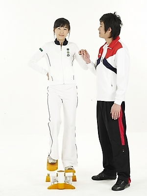 포토 JPG 스튜디오촬영 전신 여자 남자 포즈 실내 누끼 사람 20대 성인 두명 운동복 운동 한국인 스탭퍼 스텝퍼 청년만 성인만 국내포토 옷 건강 동양인 청년 내부 운동기구 파일형식