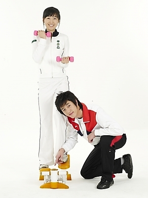 포토 JPG 스튜디오촬영 전신 여자 남자 분홍색 포즈 실내 누끼 사람 20대 성인 두명 운동복 운동 아령 한국인 스탭퍼 스텝퍼 청년만 성인만 국내포토 옷 컬러 건강 동양인 청년 내부 운동기구 파일형식