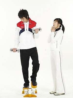 포토 JPG 스튜디오촬영 전신 여자 남자 포즈 실내 누끼 사람 20대 성인 두명 운동복 운동 아령 한국인 스탭퍼 스텝퍼 청년만 성인만 국내포토 옷 건강 동양인 청년 내부 운동기구 파일형식