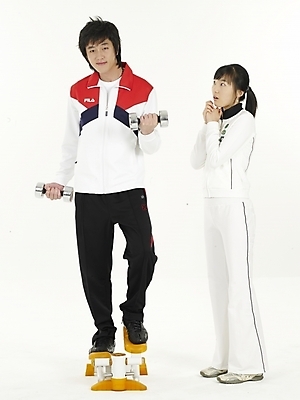 포토 JPG 스튜디오촬영 전신 여자 남자 포즈 실내 누끼 사람 20대 성인 두명 운동복 운동 운동기구 아령 한국인 기구운동 스탭퍼 스텝퍼 청년만 성인만 국내포토 옷 건강 동양인 청년 내부 헬스 파일형식