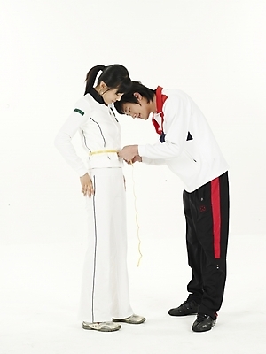 포토 JPG 스튜디오촬영 전신 여자 남자 포즈 실내 줄자 누끼 사람 20대 성인 두명 운동복 노란색 한국인 허리 측정 청년만 성인만 국내포토 옷 컬러 자 동양인 청년 내부 신체부위 파일형식