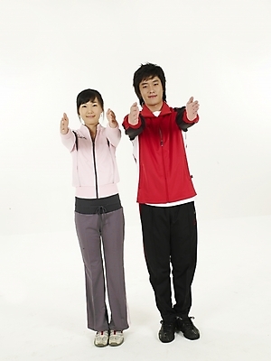 포토 JPG 스튜디오촬영 전신 여자 남자 포즈 실내 건강 누끼 사람 20대 성인 두명 세로 운동복 운동 한국인 체조 맨손체조 청년만 성인만 국내포토 옷 동양인 청년 내부 파일형식