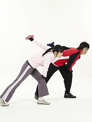 포토 JPG 스튜디오촬영 전신 여자 남자 포즈 실내 건강 누끼 사람 20대 성인 두명 세로 운동복 운동 헬스 아령 한국인 청년만 성인만 국내포토 옷 동양인 청년 내부 파일형식