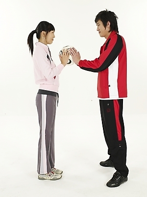 포토 JPG 스튜디오촬영 전신 여자 남자 포즈 축구공 공 실내 누끼 사람 20대 성인 두명 세로 운동복 운동 아령 한국인 청년만 성인만 국내포토 옷 축구용품 건강 동양인 청년 내부 파일형식