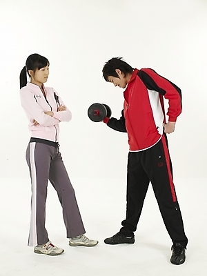 포토 JPG 스튜디오촬영 전신 여자 남자 포즈 실내 건강 누끼 사람 20대 성인 두명 세로 운동복 운동 헬스 아령 한국인 청년만 성인만 국내포토 옷 동양인 청년 내부 파일형식