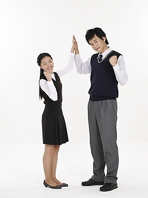 포토 JPG 스튜디오촬영 전신 학생 여학생 여자 남자 교복 남학생 포즈 청소년 고등학생 실내 표정 누끼 사람 두명 10대 세로 친구 한국인 손뼉치기 십대만 국내포토 옷 관계 모션 동양인 내부 파일형식