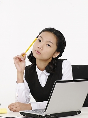 포토 JPG 스튜디오촬영 학생 여학생 여자 포즈 청소년 고등학생 실내 표정 한명 누끼 사람 상반신 10대 세로 노트북 컴퓨터 연필 노란색 스쿨라이프 공책 한국인 책상 여자만 여자한명만 십대만 십대여자만 십대여자한명만 국내포토 1 라이프스타일 컬러 가구 학교 문구용품 학용품 동양인 내부 전자제품 필기구 파일형식