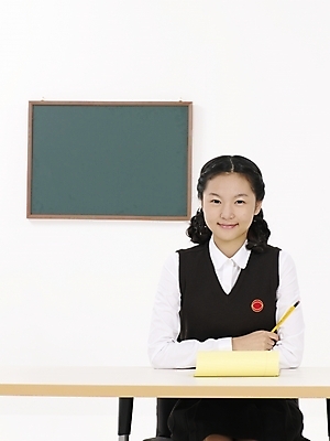 포토 JPG 스튜디오촬영 학생 여학생 여자 포즈 청소년 고등학생 실내 표정 한명 미소 사람 상반신 10대 세로 연필 스쿨라이프 공책 칠판 한국인 책상 여자만 여자한명만 십대만 십대여자만 십대여자한명만 국내포토 1 라이프스타일 가구 학교 문구용품 학용품 동양인 내부 필기구 파일형식