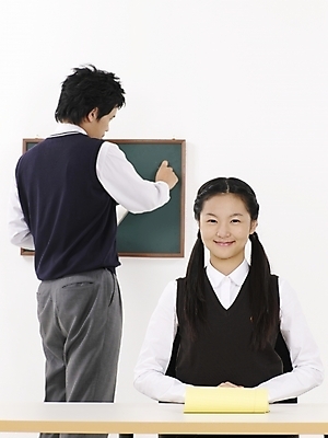 포토 JPG 스튜디오촬영 학생 여학생 여자 남자 교복 남학생 포즈 청소년 고등학생 실내 표정 미소 사람 상반신 두명 10대 세로 친구 스쿨라이프 공책 칠판 한국인 책상 십대만 국내포토 라이프스타일 옷 가구 학교 관계 문구용품 동양인 내부 파일형식