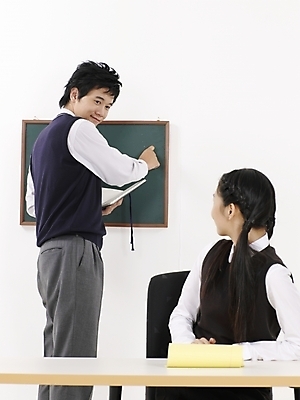 포토 JPG 스튜디오촬영 학생 여학생 여자 남자 교복 남학생 포즈 청소년 고등학생 실내 표정 사람 상반신 두명 10대 세로 친구 노트북 스쿨라이프 공책 칠판 한국인 책상 십대만 국내포토 라이프스타일 옷 가구 학교 관계 문구용품 동양인 내부 전자제품 파일형식