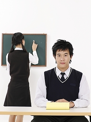 포토 JPG 스튜디오촬영 학생 여학생 여자 남자 교복 남학생 포즈 청소년 고등학생 실내 표정 사람 상반신 두명 10대 세로 친구 노트북 스쿨라이프 공책 칠판 한국인 책상 십대만 국내포토 라이프스타일 옷 가구 학교 관계 문구용품 동양인 내부 전자제품 파일형식