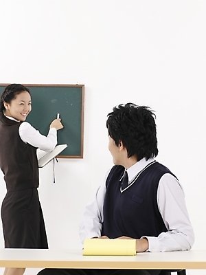 포토 JPG 스튜디오촬영 학생 여학생 여자 남자 교복 남학생 포즈 청소년 고등학생 실내 표정 사람 상반신 두명 10대 세로 친구 스쿨라이프 공책 칠판 한국인 책상 십대만 국내포토 라이프스타일 옷 가구 학교 관계 문구용품 동양인 내부 파일형식