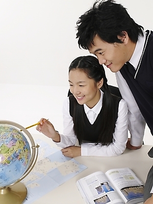 포토 JPG 스튜디오촬영 학생 여학생 여자 남자 교복 남학생 포즈 세계지도 지도 청소년 고등학생 실내 표정 사람 상반신 두명 10대 책 세로 친구 연필 지구본 스쿨라이프 한국인 책상 십대만 국내포토 라이프스타일 옷 가구 학교 관계 학용품 동양인 내부 세계 필기구 파일형식