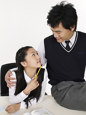 포토 JPG 스튜디오촬영 직업 학생 여학생 여자 남자 교복 남학생 포즈 청소년 고등학생 실내 표정 사람 상반신 두명 10대 책 세로 친구 연필 한국인 책상 십대만 국내포토 옷 가구 관계 학용품 동양인 내부 필기구 파일형식