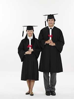포토 JPG 스튜디오촬영 전신 여자 남자 포즈 학사모 졸업 청소년 실내 표정 미소 누끼 사람 두명 10대 빨간색 세로 검은색 한국인 졸업가운 졸업장 십대만 국내포토 모자_잡화 교육 컬러 동양인 내부 가운 파일형식