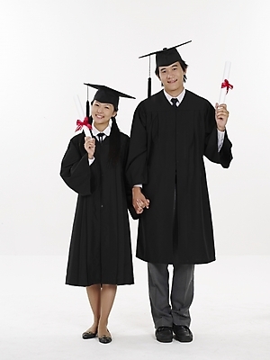 포토 JPG 스튜디오촬영 전신 여자 남자 포즈 학사모 졸업 청소년 실내 표정 미소 누끼 사람 두명 10대 빨간색 세로 검은색 한국인 졸업가운 졸업장 십대만 국내포토 모자_잡화 교육 컬러 동양인 내부 가운 파일형식