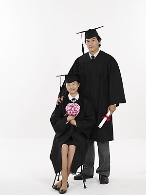 포토 JPG 스튜디오촬영 전신 여자 남자 꽃다발 포즈 학사모 졸업 청소년 실내 표정 미소 누끼 사람 두명 10대 빨간색 세로 검은색 한국인 졸업가운 졸업장 십대만 국내포토 모자_잡화 교육 꽃 컬러 동양인 내부 가운 파일형식