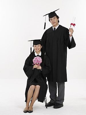 포토 JPG 스튜디오촬영 전신 여자 남자 꽃다발 포즈 학사모 졸업 청소년 실내 표정 미소 누끼 사람 두명 10대 빨간색 세로 검은색 한국인 졸업가운 졸업장 십대만 국내포토 모자_잡화 교육 꽃 컬러 동양인 내부 가운 파일형식