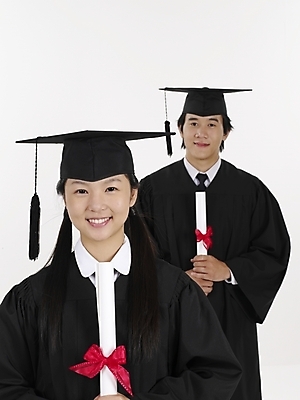 포토 JPG 스튜디오촬영 여자 남자 포즈 학사모 졸업 청소년 실내 표정 미소 사람 상반신 두명 10대 빨간색 세로 검은색 한국인 졸업가운 졸업장 십대만 국내포토 모자_잡화 교육 컬러 동양인 내부 가운 파일형식