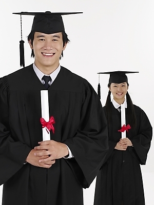 포토 JPG 스튜디오촬영 여자 남자 포즈 학사모 졸업 청소년 실내 표정 미소 사람 상반신 두명 10대 빨간색 세로 검은색 한국인 졸업가운 졸업장 십대만 국내포토 모자_잡화 교육 컬러 동양인 내부 가운 파일형식