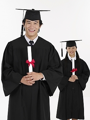 포토 JPG 스튜디오촬영 여자 남자 포즈 학사모 졸업 청소년 실내 표정 미소 사람 상반신 두명 10대 빨간색 세로 검은색 한국인 졸업가운 졸업장 십대만 국내포토 모자_잡화 교육 컬러 동양인 내부 가운 파일형식