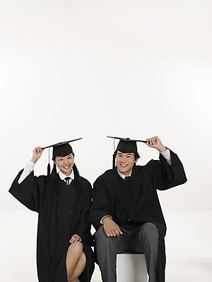 포토 JPG 스튜디오촬영 여자 남자 포즈 학사모 졸업 청소년 실내 표정 누끼 사람 상반신 두명 10대 세로 검은색 한국인 졸업가운 십대만 국내포토 모자_잡화 교육 컬러 동양인 내부 가운 파일형식