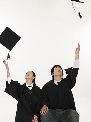 포토 JPG 스튜디오촬영 여자 남자 포즈 학사모 졸업 청소년 날리기 실내 표정 사람 상반신 두명 10대 세로 검은색 한국인 졸업가운 던지기 즐거움 십대만 국내포토 모자_잡화 교육 감정 컬러 모션 동양인 내부 가운 파일형식