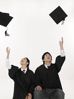 포토 JPG 스튜디오촬영 여자 남자 포즈 학사모 졸업 청소년 날리기 실내 표정 사람 상반신 두명 10대 세로 검은색 한국인 졸업가운 던지기 즐거움 십대만 국내포토 모자_잡화 교육 감정 컬러 모션 동양인 내부 가운 파일형식