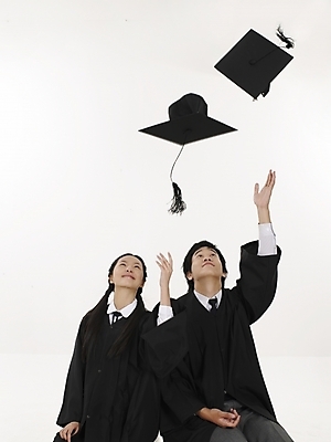 포토 JPG 스튜디오촬영 여자 남자 포즈 학사모 졸업 청소년 날리기 실내 표정 누끼 사람 상반신 두명 10대 세로 검은색 한국인 졸업가운 던지기 즐거움 십대만 국내포토 모자_잡화 교육 감정 컬러 모션 동양인 내부 가운 파일형식