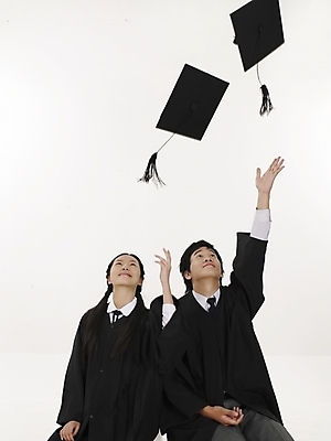 포토 JPG 스튜디오촬영 여자 남자 포즈 학사모 졸업 청소년 날리기 실내 표정 사람 상반신 두명 10대 세로 검은색 한국인 졸업가운 던지기 즐거움 십대만 국내포토 모자_잡화 교육 감정 컬러 모션 동양인 내부 가운 파일형식