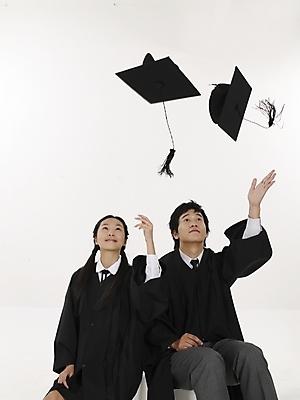 포토 JPG 스튜디오촬영 여자 남자 포즈 학사모 졸업 청소년 날리기 실내 표정 누끼 사람 상반신 두명 10대 세로 검은색 한국인 졸업가운 던지기 즐거움 십대만 국내포토 모자_잡화 교육 감정 컬러 모션 동양인 내부 가운 파일형식
