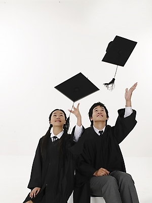 포토 JPG 스튜디오촬영 여자 남자 포즈 학사모 졸업 청소년 날리기 실내 표정 누끼 사람 상반신 두명 10대 세로 검은색 한국인 졸업가운 던지기 즐거움 십대만 국내포토 모자_잡화 교육 감정 컬러 모션 동양인 내부 가운 파일형식