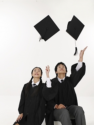 포토 JPG 스튜디오촬영 여자 남자 포즈 학사모 졸업 청소년 날리기 실내 표정 누끼 사람 상반신 두명 10대 세로 검은색 한국인 졸업가운 던지기 즐거움 십대만 국내포토 모자_잡화 교육 감정 컬러 모션 동양인 내부 가운 파일형식