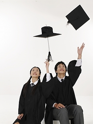 포토 JPG 스튜디오촬영 여자 남자 포즈 학사모 졸업 청소년 날리기 실내 표정 누끼 사람 상반신 두명 10대 세로 검은색 한국인 졸업가운 던지기 즐거움 십대만 국내포토 모자_잡화 교육 감정 컬러 모션 동양인 내부 가운 파일형식