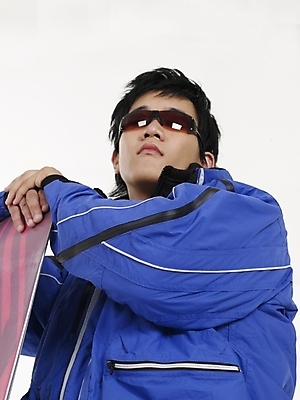 포토 JPG 스튜디오촬영 남자 스포츠 로우앵글 포즈 겨울스포츠 실내 표정 한명 사람 상반신 20대 레포츠 파란색 청춘 선글라스 한국인 스노우보드 스키복 남자만 남자한명만 성인남자만 청년만 청년남자만 청년남자한명만 성인한명만 성인남자한명만 성인만 국내포토 1 옷 안경 뷰포인트 컬러 컨셉 레저 스키 동양인 청년 내부 보드_스포츠 파일형식