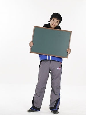 포토 JPG 스튜디오촬영 전신 남자 포즈 실내 표정 한명 누끼 사람 20대 세로 파란색 청춘 칠판 회색 한국인 스키복 남자만 남자한명만 성인남자만 청년만 청년남자만 청년남자한명만 성인한명만 성인남자한명만 성인만 국내포토 1 옷 컬러 컨셉 스키 동양인 청년 내부 파일형식