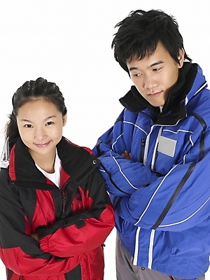 포토 JPG 스튜디오촬영 긴머리 여자 남자 포즈 실내 표정 사람 상반신 20대 두명 빨간색 세로 파란색 청춘 검은색 회색 한국인 스키복 청년만 성인만 국내포토 헤어스타일 옷 컬러 컨셉 스키 동양인 청년 내부 파일형식