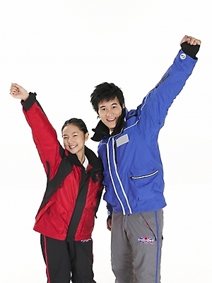 포토 JPG 스튜디오촬영 전신 긴머리 여자 남자 포즈 실내 표정 누끼 사람 20대 두명 빨간색 세로 파란색 청춘 검은색 회색 한국인 스키복 청년만 성인만 국내포토 헤어스타일 옷 컬러 컨셉 스키 동양인 청년 내부 파일형식