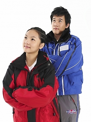 포토 JPG 스튜디오촬영 긴머리 여자 남자 포즈 실내 표정 누끼 사람 20대 두명 빨간색 세로 파란색 청춘 검은색 회색 한국인 스키복 청년만 성인만 국내포토 헤어스타일 옷 컬러 컨셉 스키 동양인 청년 내부 파일형식