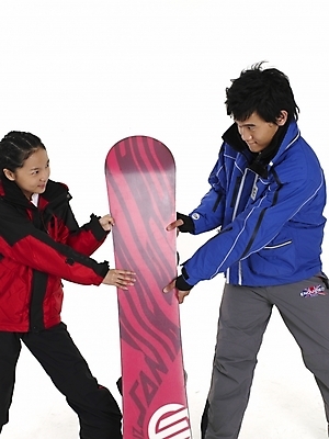 포토 JPG 스튜디오촬영 긴머리 여자 남자 포즈 겨울스포츠 실내 표정 사람 20대 두명 빨간색 세로 레포츠 파란색 청춘 검은색 회색 한국인 스노우보드 스키복 청년만 성인만 국내포토 헤어스타일 옷 스포츠 컬러 컨셉 레저 스키 동양인 청년 내부 보드_스포츠 파일형식