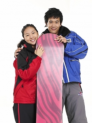 포토 JPG 스튜디오촬영 긴머리 여자 남자 포즈 겨울스포츠 실내 표정 누끼 사람 상반신 20대 두명 빨간색 세로 레포츠 파란색 청춘 검은색 회색 한국인 스노우보드 스키복 청년만 성인만 국내포토 헤어스타일 옷 스포츠 컬러 컨셉 레저 스키 동양인 청년 내부 보드_스포츠 파일형식