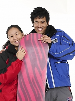 포토 JPG 스튜디오촬영 긴머리 여자 남자 포즈 겨울스포츠 실내 표정 사람 상반신 20대 두명 빨간색 세로 레포츠 파란색 청춘 검은색 회색 한국인 스노우보드 스키복 청년만 성인만 국내포토 헤어스타일 옷 스포츠 컬러 컨셉 레저 스키 동양인 청년 내부 보드_스포츠 파일형식