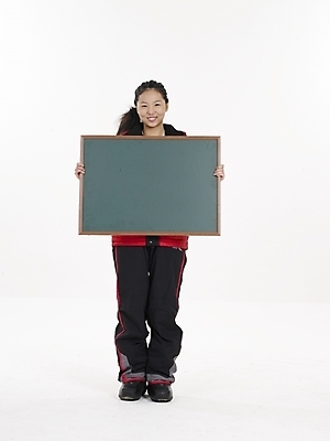 포토 JPG 스튜디오촬영 전신 긴머리 여자 포즈 실내 표정 한명 누끼 사람 20대 빨간색 세로 청춘 검은색 칠판 한국인 스키복 여자만 여자한명만 성인여자만 청년만 청년여자만 성인한명만 청년여자한명만 성인여자한명만 성인만 국내포토 1 헤어스타일 옷 컬러 컨셉 스키 동양인 청년 내부 파일형식