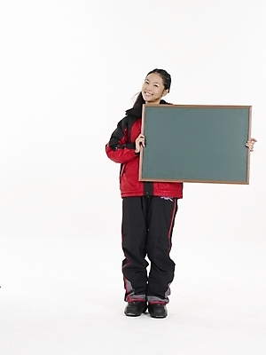 포토 JPG 스튜디오촬영 전신 긴머리 여자 포즈 실내 표정 한명 누끼 사람 20대 빨간색 세로 청춘 검은색 칠판 한국인 스키복 여자만 여자한명만 성인여자만 청년만 청년여자만 성인한명만 청년여자한명만 성인여자한명만 성인만 국내포토 1 헤어스타일 옷 컬러 컨셉 스키 동양인 청년 내부 파일형식