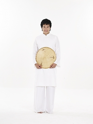 포토 JPG 스튜디오촬영 전신 모델 모자 남자 아시아 외국문화 포즈 실내 표정 한명 누끼 사람 동양인 세로 전통의상 베트남 베트남문화 아오자이 남자만 남자한명만 국내포토 1 동양문화 전통 잡화 나라 문화 인종 내부 동남아시아 파일형식