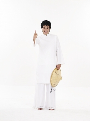 포토 JPG 스튜디오촬영 전신 모델 모자 남자 아시아 외국문화 포즈 실내 표정 한명 누끼 사람 동양인 세로 전통의상 베트남 베트남문화 아오자이 남자만 남자한명만 국내포토 1 동양문화 전통 잡화 나라 문화 인종 내부 동남아시아 파일형식